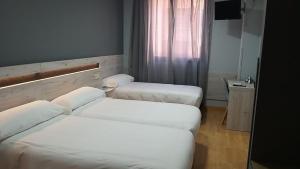 Postel nebo postele na pokoji v ubytování Hotel Alda Centro Oviedo