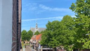 una calle de la ciudad con una iglesia en el fondo en Ruim appartement met terras rustig gelegen, centrum Bergen, en Bergen