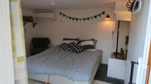 a bedroom with a bed with black and white sheets at Pinglans bakficka in Gränna