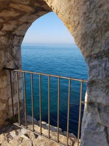 - une vue sur l'océan depuis une fenêtre en pierre dans l'établissement Tufio Apartmani Ulcinj, à Ulcinj