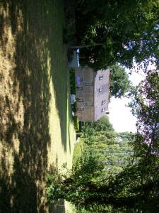 una vista di un edificio dal lato di un muro di Stone Cottage a Ménéac Altre 7 foto