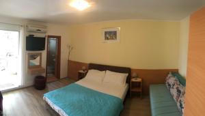 Кровать или кровати в номере Apartments Sveti Stefan MNE