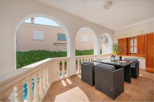 un patio con mesa y sillas en una casa en Villa Teulera en Palma de Mallorca