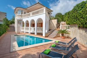 une villa avec une piscine et une maison dans l'établissement Villa Teulera, à Palma de Majorque