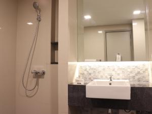 a bathroom with a sink and a shower at Rangsit Residence in Ban Talat Rangsit