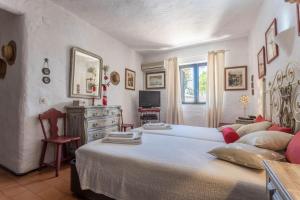 1 dormitorio con 2 camas y TV en Villa Morena, en Albufeira