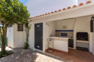 una cocina con una puerta negra y un mostrador en Villa Morena, en Albufeira