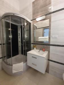 a bathroom with a shower and a sink at DWIE SOSNY Apartamenty przy plaży - 365PAM in Ustronie Morskie
