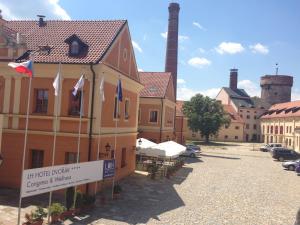 budynek z tabliczką przed ulicą w obiekcie LH Hotel Dvořák Tábor Congress & Wellness w Taborze