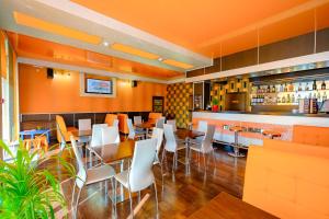 Avangard Hotel tesisinde bir restoran veya yemek mekanı