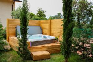 una bañera de hidromasaje en un patio trasero con una valla en B&B Villa Pelèr en Lazise