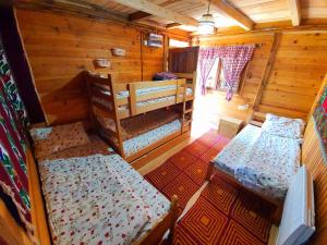Rúm í herbergi á Log cabin Uvac (Vikendica Saponjic)