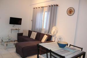 Televízia a/alebo spoločenská miestnosť v ubytovaní Carolina Apartments Crete