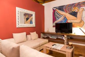 Televízia a/alebo spoločenská miestnosť v ubytovaní Carolina Apartments Crete