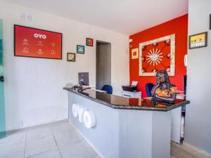 una sala de espera vacía en una oficina omo en OYO Pousada Recanto Shangrilá, Cabo Frio, en Cabo Frío