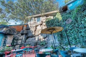 Kunming Upland International Youth Hostel ,near the city center ,2 mins walk to the subway, 2 mins walk to the Green Lake, Close to Yuan tong Temple, Old street, Yunnan University, convenient payment and visa cards are accepted外面的花园