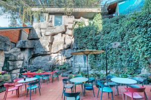 Kunming Upland International Youth Hostel ,near the city center ,2 mins walk to the subway, 2 mins walk to the Green Lake, Close to Yuan tong Temple, Old street, Yunnan University, convenient payment and visa cards are accepted外面的花园
