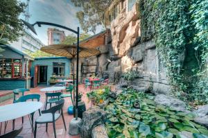Kunming Upland International Youth Hostel ,near the city center ,2 mins walk to the subway, 2 mins walk to the Green Lake, Close to Yuan tong Temple, Old street, Yunnan University, convenient payment and visa cards are accepted外面的花园