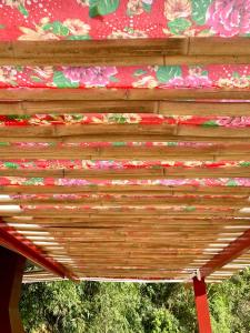 un techo de madera de un edificio con flores. en Pousada Chalés da Casa Centenária, en Santo Antônio do Pinhal