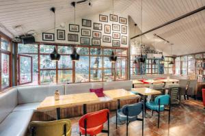 Kunming Upland International Youth Hostel ,near the city center ,2 mins walk to the subway, 2 mins walk to the Green Lake, Close to Yuan tong Temple, Old street, Yunnan University, convenient payment and visa cards are accepted的休息区