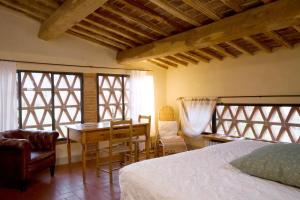 A bed or beds in a room at Locanda Casanuova Még 37 kép