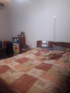 - une chambre avec un lit doté d'une couette dans l'établissement Casa Vacanze Clementina, à Paduli