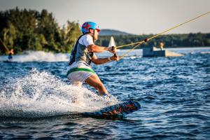 Un homme fait du ski nautique sur l'eau dans l'établissement Müllner-Hof, à Schwarzach bei Nabburg