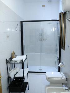 Isi GuestHouse tesisinde bir banyo