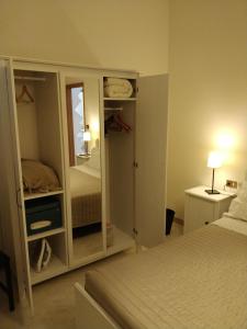 Habitación con dormitorio con cama y espejo. en Isi GuestHouse en Iesi