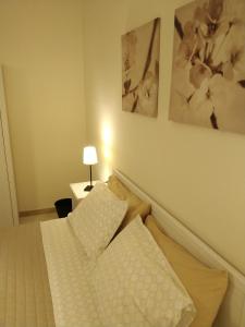 Una cama o camas en una habitación de Isi GuestHouse