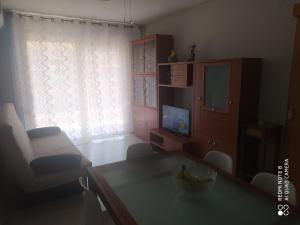 A television and/or entertainment centre at Apartament Escaliro Pins