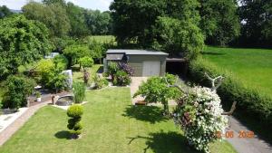 een luchtzicht op een tuin met een schuur bij FEWO Am Kiesteich im Weserbergland in Rinteln