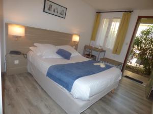 Ліжко або ліжка в номері Hôtel Les Comtes de Pardiac