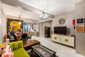 曼谷的住宿－The Mellow at Silom，带沙发和电视的客厅