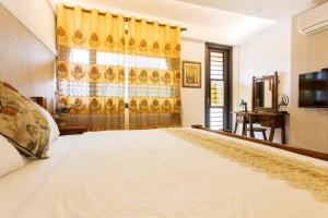 A bed or beds in a room at Hometown B&B