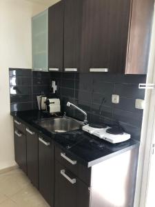 Una cocina o kitchenette en Nice Suite for 2 pers with garden swimming pool 300 meters from the beach