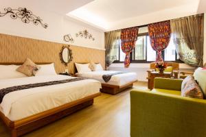 A bed or beds in a room at Hometown B&B