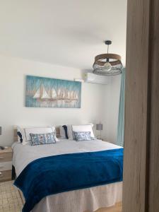 sypialnia z dużym łóżkiem z niebieską pościelą w obiekcie La Dolce Vita Apartment w mieście Posedarje