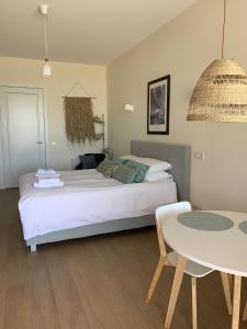 Un dormitorio con una cama y una mesa. en Waterfront Studio en Ámsterdam