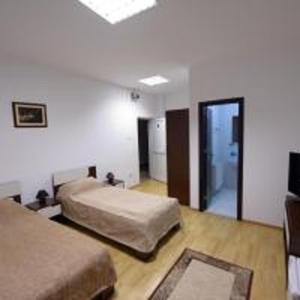 ein Hotelzimmer mit 2 Betten und einem TV in der Unterkunft Hotel Sophia in Tecuci