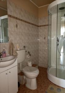 A bathroom at Vitorlás Apartmanház