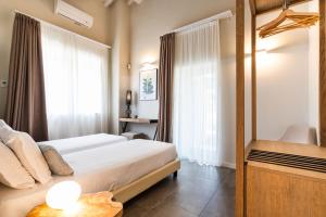 Kepos Etna Relais & Exclusive Spa tesisinde bir odada yatak veya yataklar