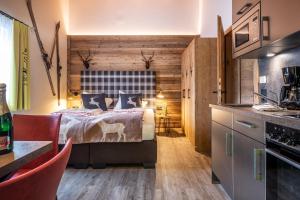 Cucina o angolo cottura di The Kaprun Edition - Luxury Chalets & Style Suites