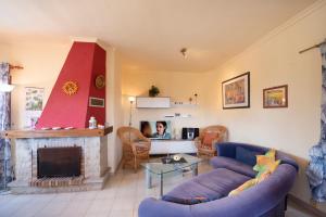 sala de estar con sofá y chimenea en Villa Lu, en Benissa