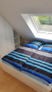 a bed in a room with a window at Ferienwohnung mit See- und Waldblick in Möhnesee