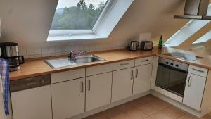 Kuchyň nebo kuchyňský kout v ubytování Ferienwohnung mit See- und Waldblick