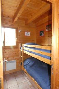Ein Etagenbett oder Etagenbetten in einem Zimmer der Unterkunft LES CHALETS DE LA VIGNE GRANDE