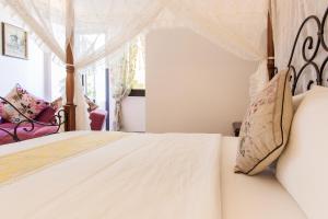 A bed or beds in a room at Hometown B&B