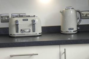 ShepleyにあるCopley Loft 3 Bedroom House with Patioのトースター2台(キッチンカウンターの上)