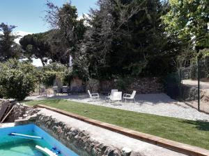 a backyard with a swimming pool and a lawn at Mas Perdiueta in Alforja